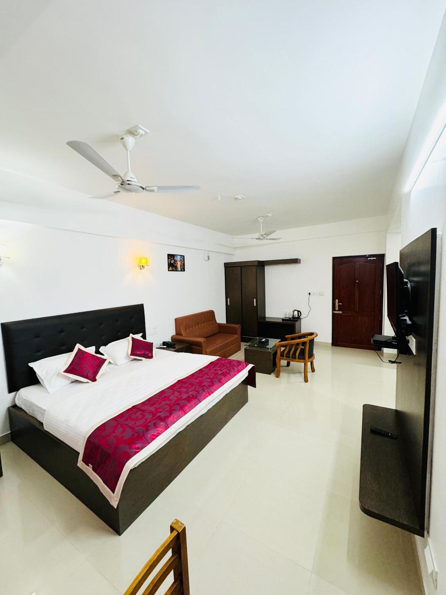 Royal International Hotel Trippapur ภายนอก รูปภาพ