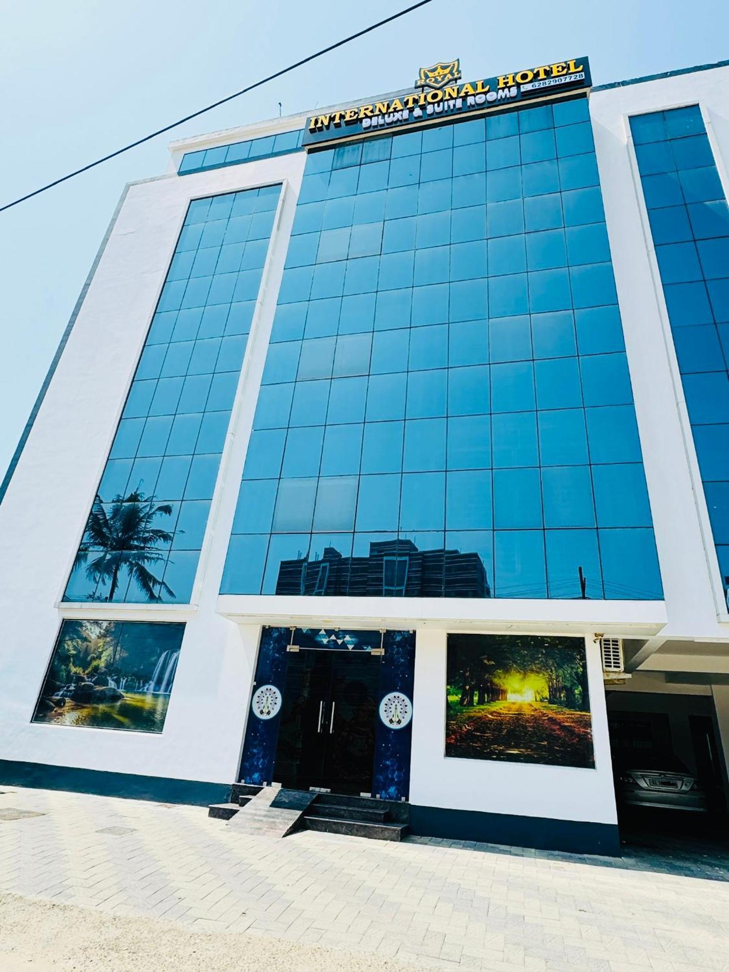 Royal International Hotel Trippapur ภายนอก รูปภาพ